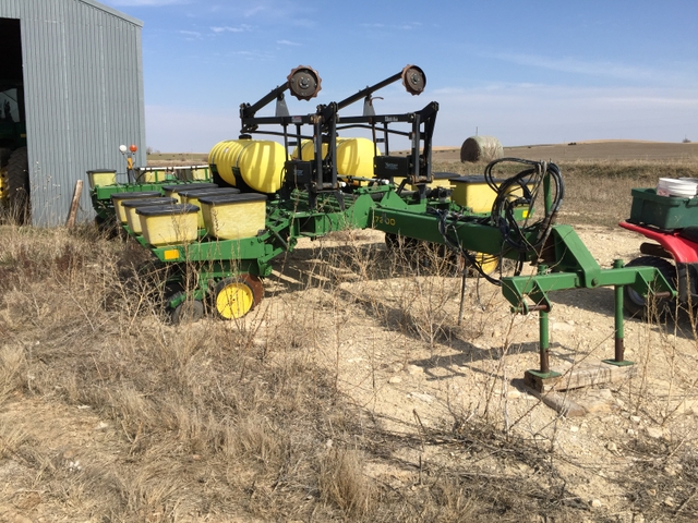 John Deere 12 Row 7000 Planter - DiscoverStuff