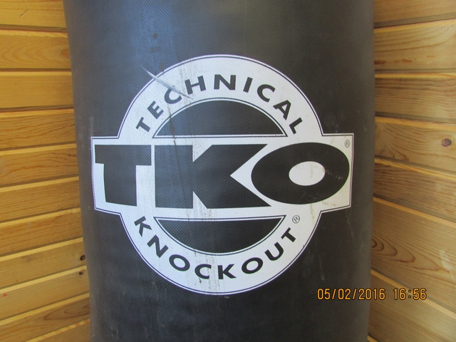 TKO Technical Knockout 100lbs Punching Bag & Everlast Gloves - Nex-Tech Classifieds